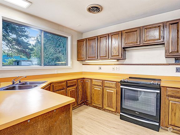5th image of 6920 190th Street SW