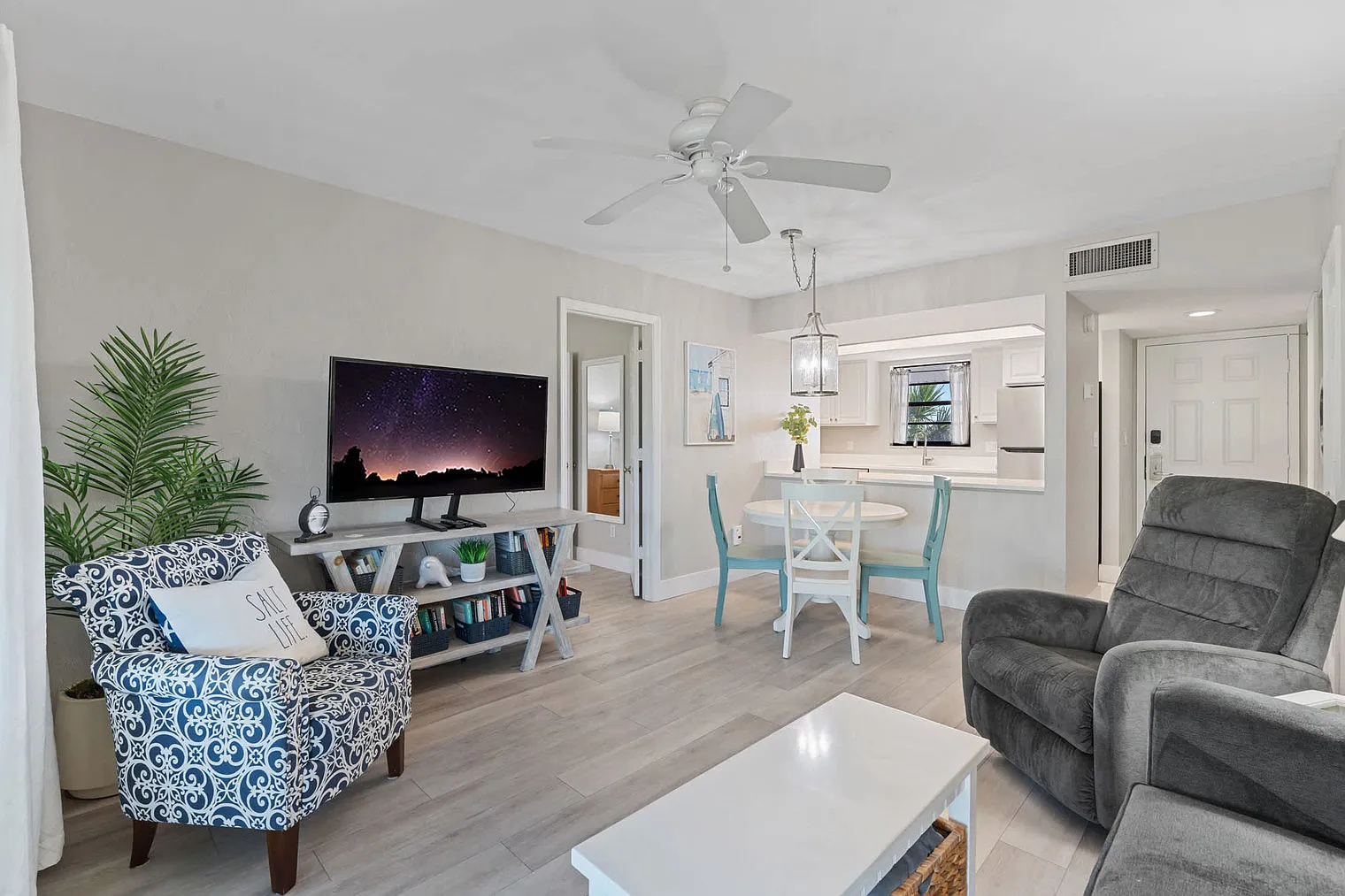 2 bed, 2.0 bath, 861 sqft, $10,596 — Photo 2