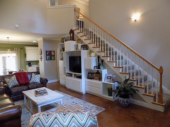 4th image of 18 Knollwood Ln