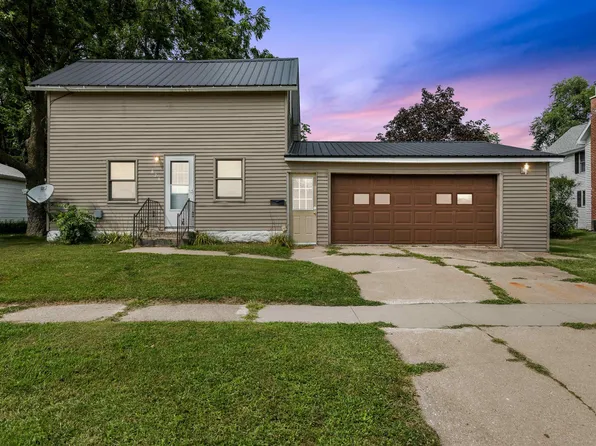 828 E Howard St, Manchester, IA 52057