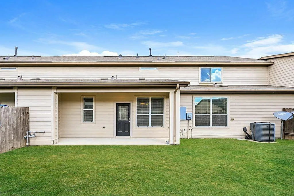 3 bed, 2.5 bath, 1669 sqft, $1,815 — Photo 2