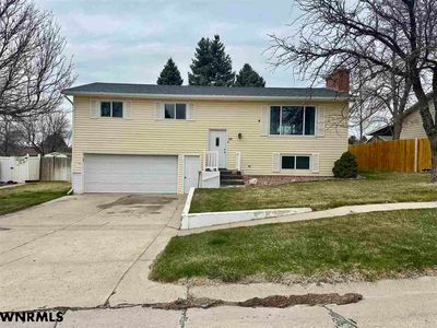 818 E 10th St, Chadron, NE, 69337