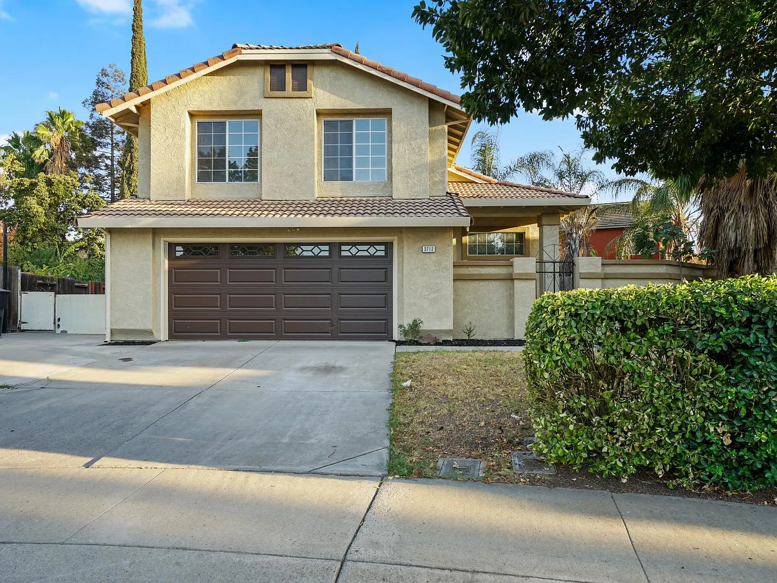 4 bed, 2.5 bath, 1454 sqft, $2,700 — Photo 1
