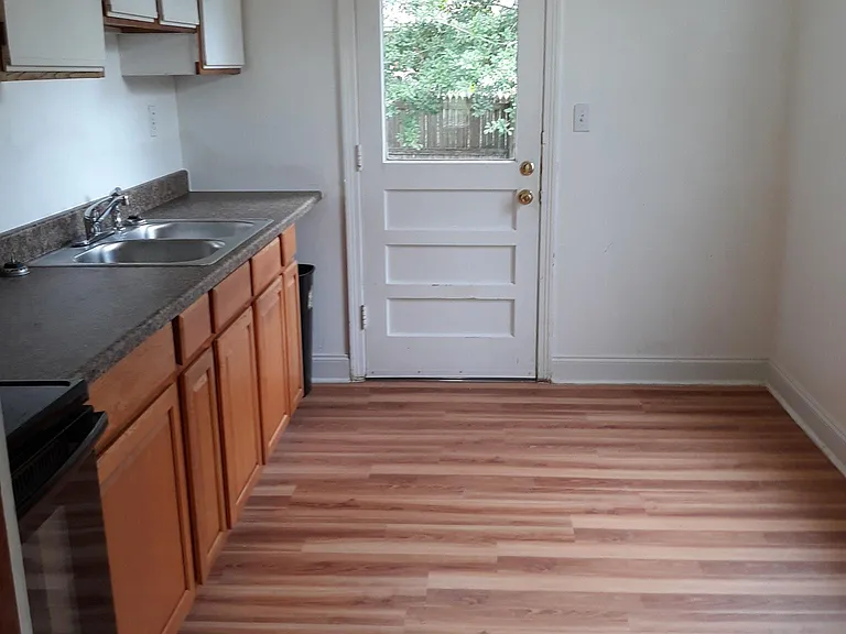 712 James St — Photo 2