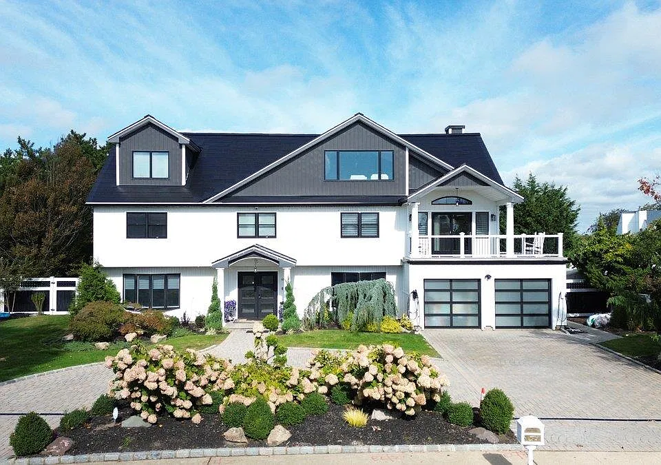 48 Shore Dr S
