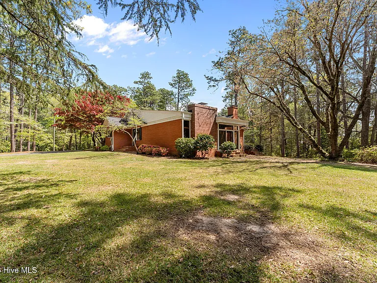 225 Arbutus Rd — Photo 38