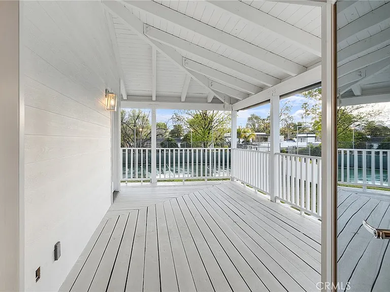 22904 Calvert St — Photo 31
