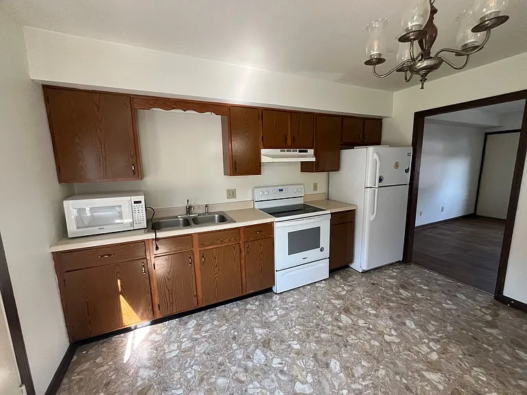 1621 Buttonwood Ct #B — Photo 4