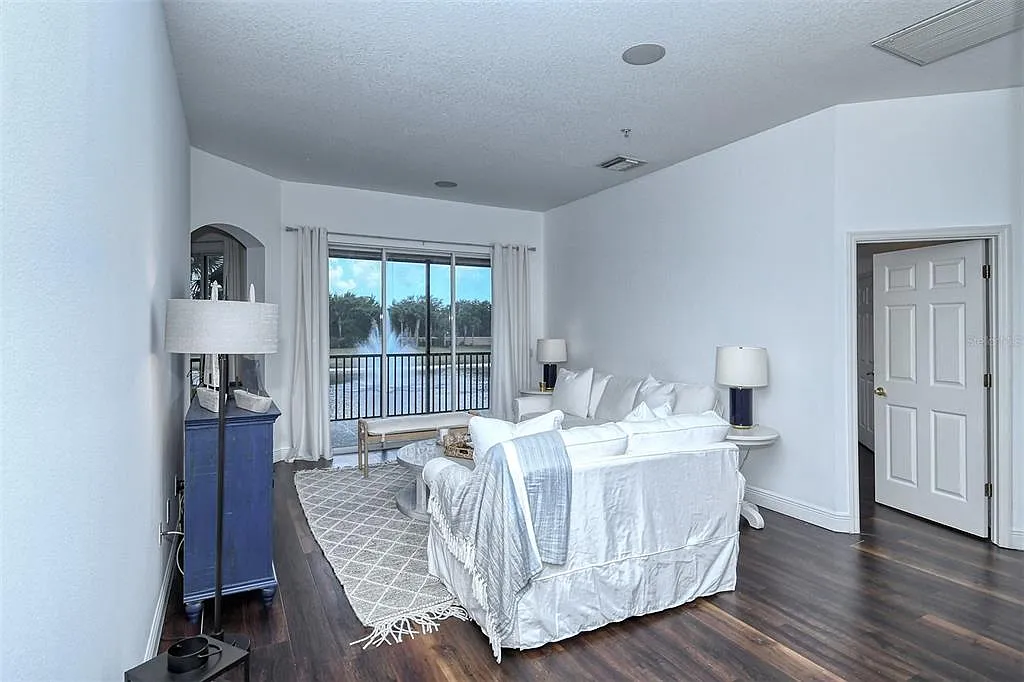 3 bed, 2.0 bath, 1812 sqft, $3,000 — Photo 4