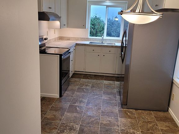 4th image of 16813 SE Newport Way