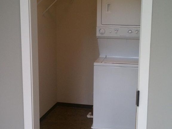 3rd image of 415 Oliver Hill Way APT 1D