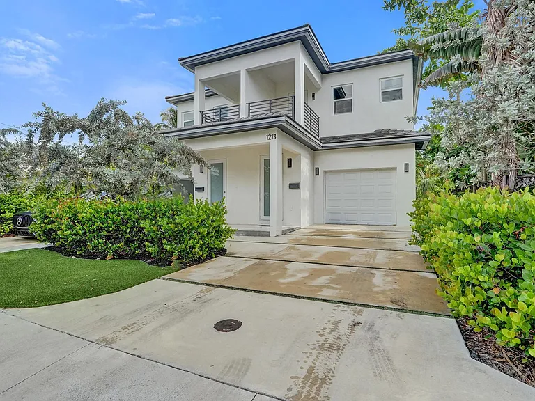 1213 W Las Olas Blvd — Photo 1