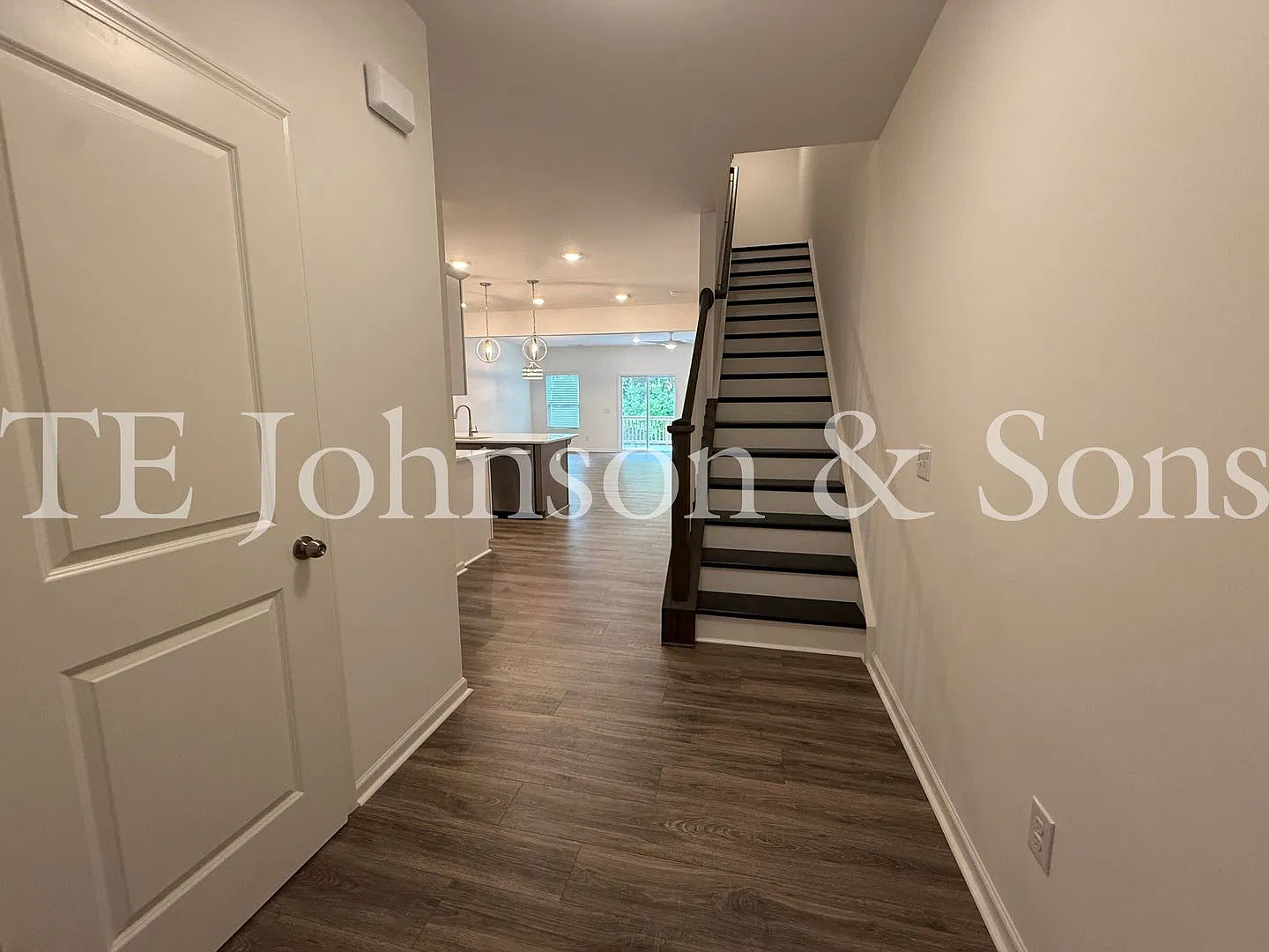 Beautiful 3 Bedroom Home with Quartz Countertops, Kitchen Island and One Car Garage in Greensboro — Photo 3