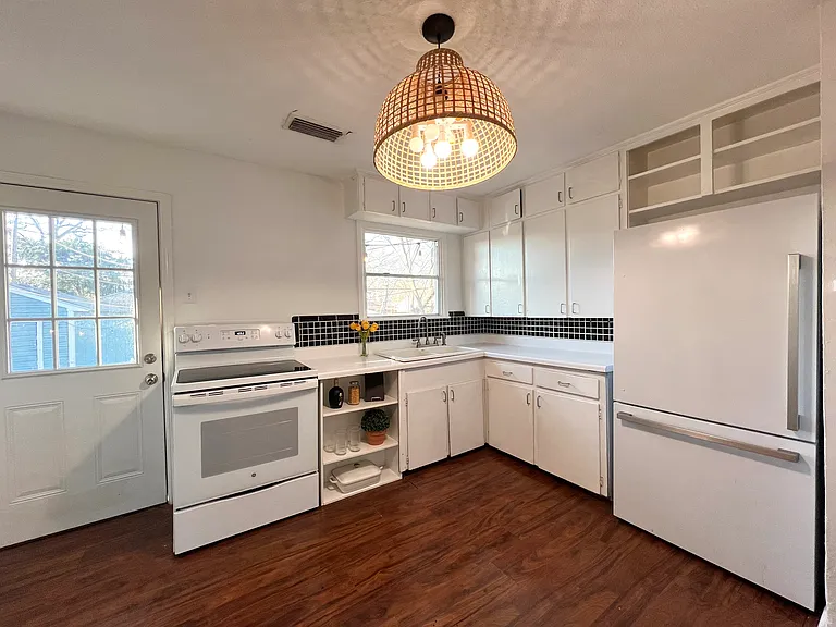 10427 Benbrook Dr — Photo 6