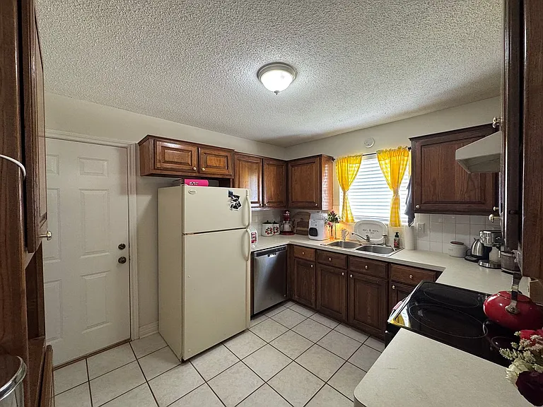 208 Summerset Ct — Photo 6