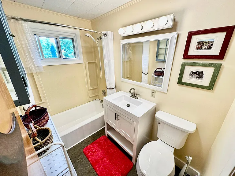 A clean and tidy bathroom.