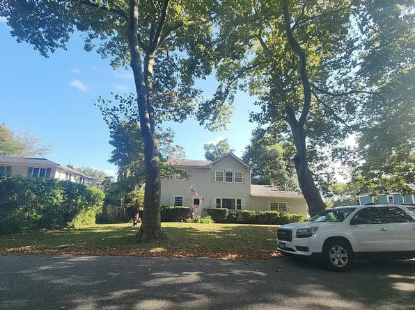 97 Hiawatha Dr, Brightwaters, NY 11718