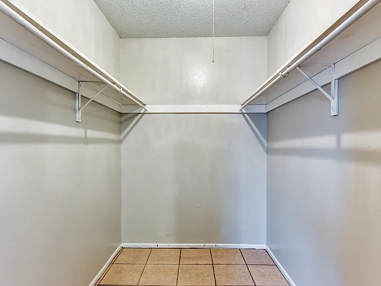2050 S Saunders St — Photo 5