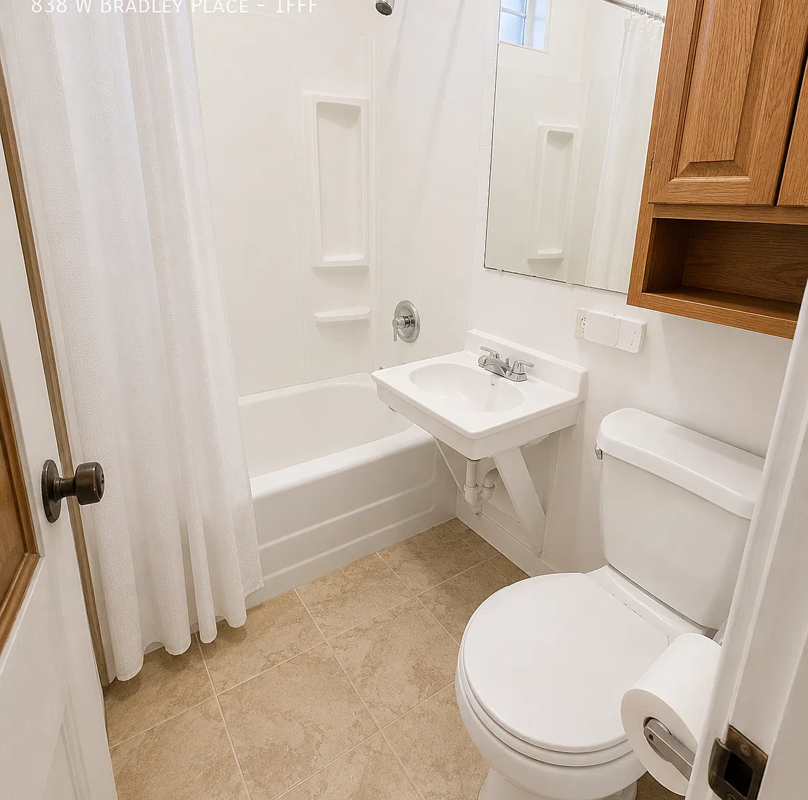 Spacious 2 Bed / 2 Bath Apartment in Lakeview Hardwood Floors & High Ceilings — Photo 4