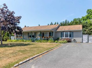 28 Victoria Cir, East Patchogue, NY 11772