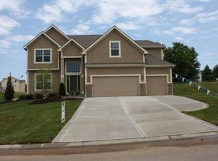 630 Willow Dr, Lansing, KS 66043