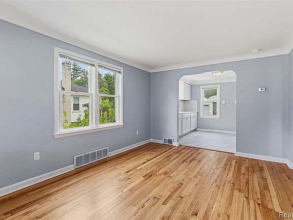 5th image of 77 Huron Ave