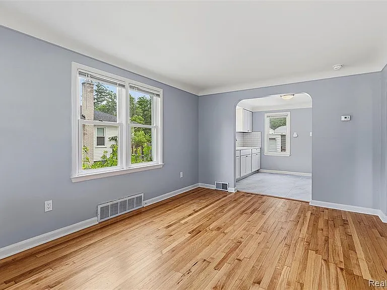 77 Huron Ave — Photo 5