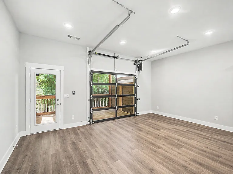 221 Stonecrest Cir — Photo 13