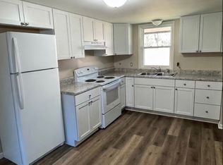 201 Begonia St NE APT 8, Demotte, IN 46310