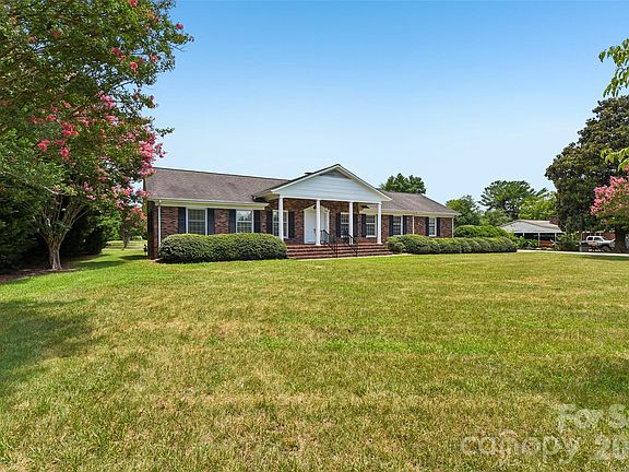 2nd image of 404 N Greenbriar Rd