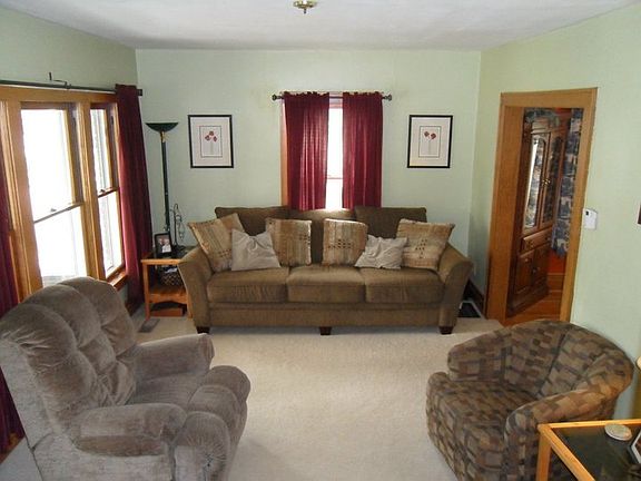 2nd image of 153 9th St NE