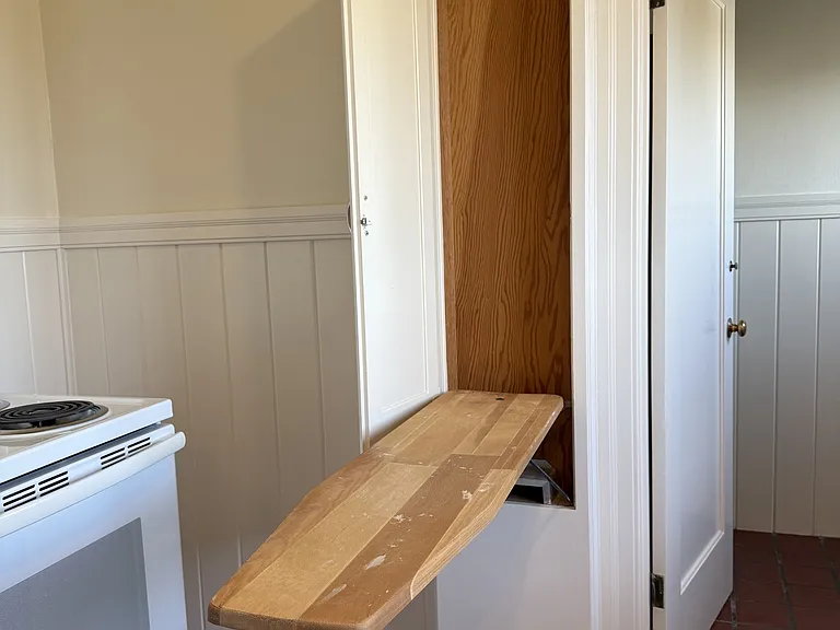 Ironing cabinet