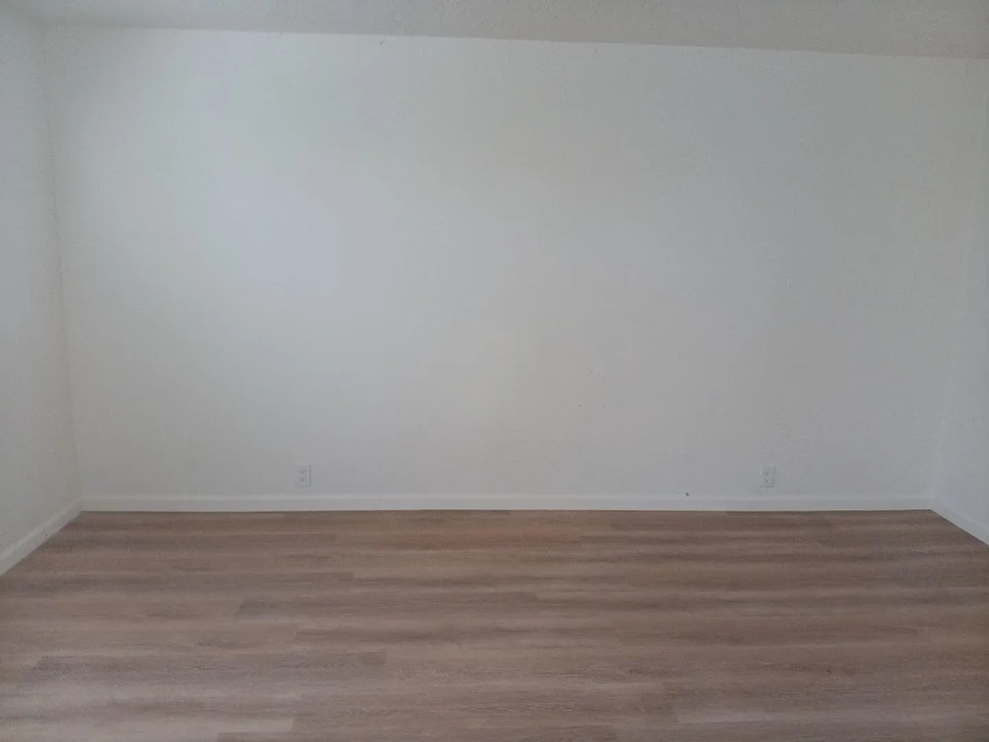 Charming 2-bedroom, 1-bathroom! Showings available! — Photo 4