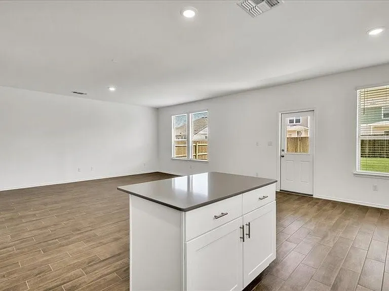 140 Banyon Dr — Photo 5
