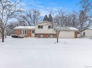 3336 Shaddick Rd, Waterford, MI 48328