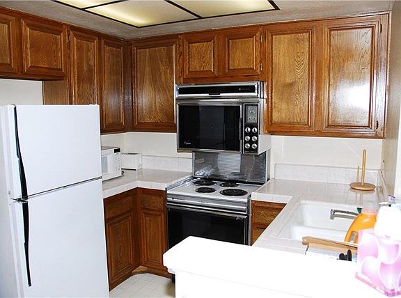 2nd image of 22100 Burbank Blvd Unit 308A
