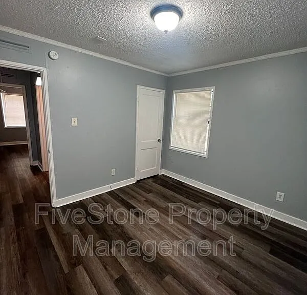 1300 Robin Hood Ln — Photo 17