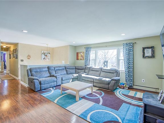 5th image of 410 Carlton Cir