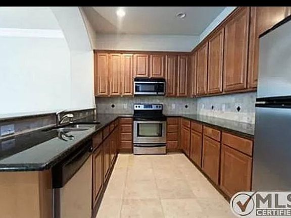4th image of 2316 Stutz Dr #B1