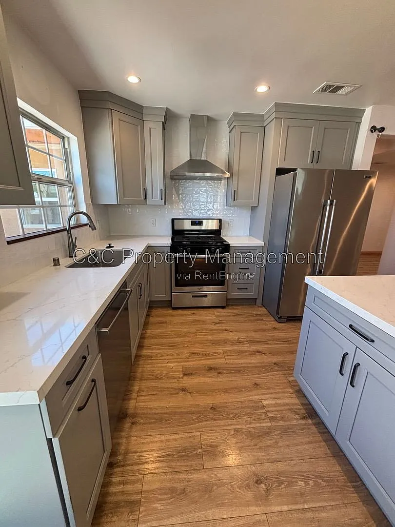 3 bed, 2.5 bath, 1570 sqft, $5,400 — Photo 2