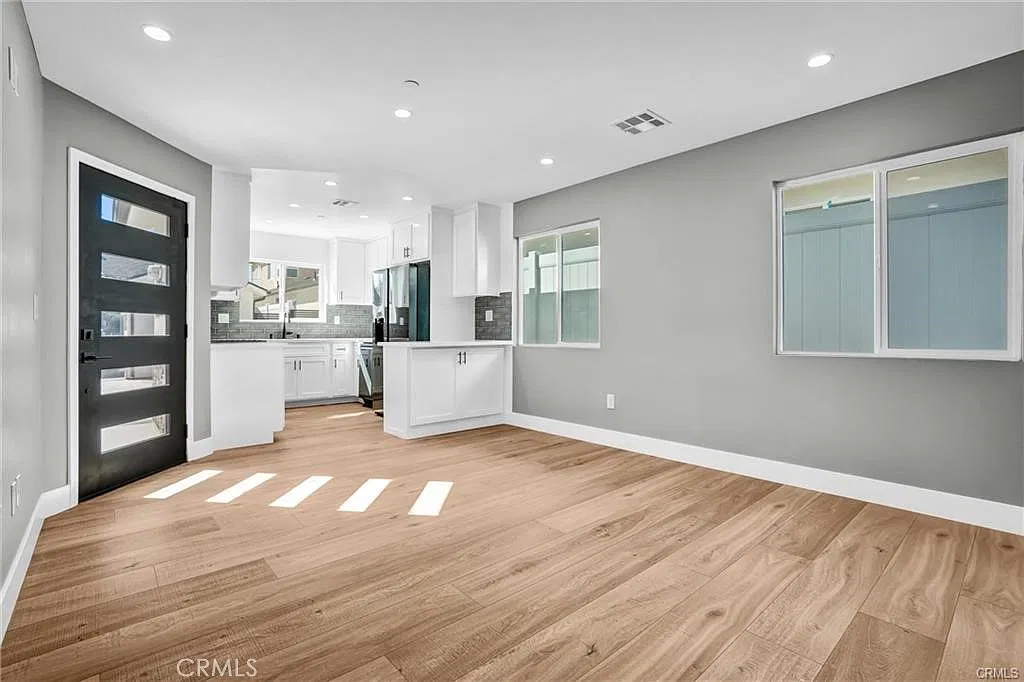 2 bed, 750 sqft, $3,600 — Photo 4