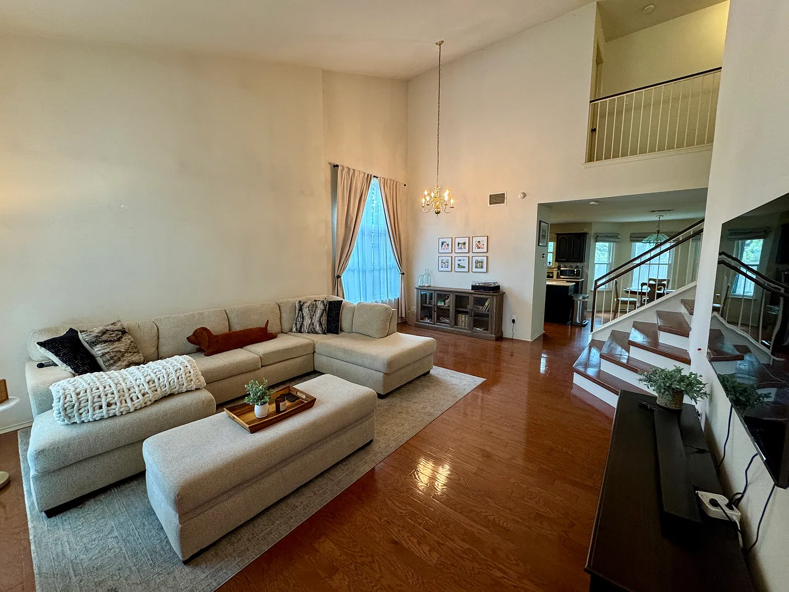 4 bed, 2.5 bath, 2086 sqft, $3,200 — Photo 3