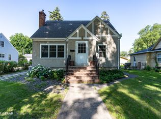 1120 Cottonwood St, Grand Forks, ND 58201
