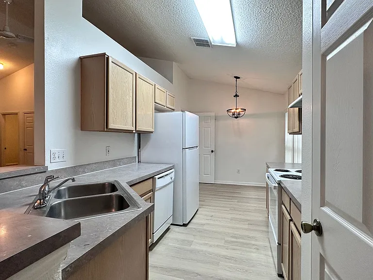 1709 Pine Bay Dr — Photo 3