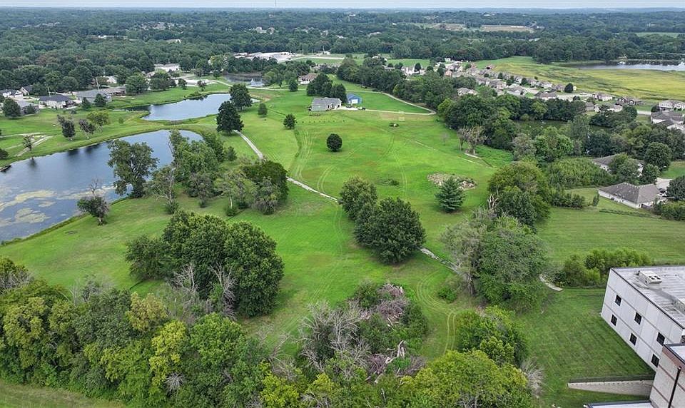 1st image of 1612 Country Club Dr