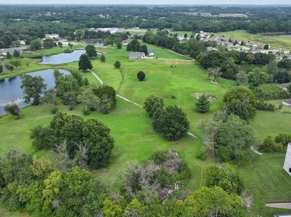 1612 Country Club Dr, Pleasant Hill, MO 64080