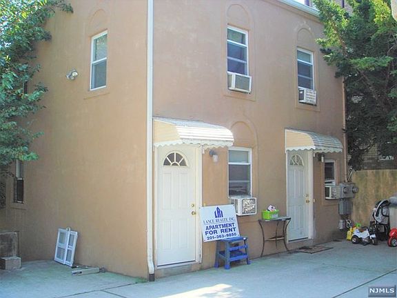 5th image of 1646 John St #B1