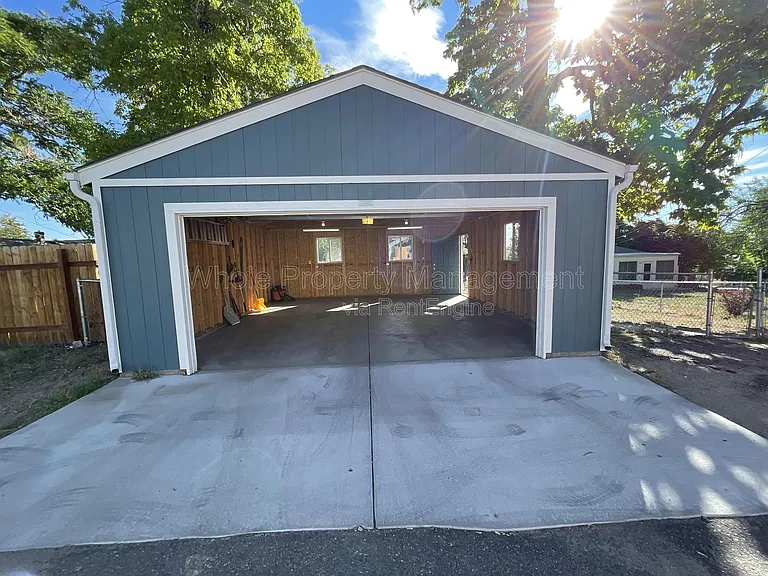 4909 Beach Ct — Photo 43