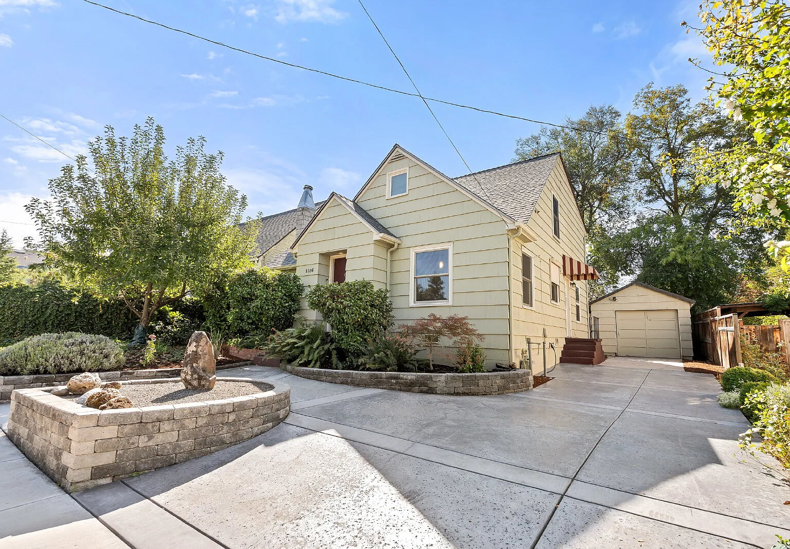 Charming 2-Bedroom Duplex Home with Private Backyard in Medford, Oregon! — Photo 3