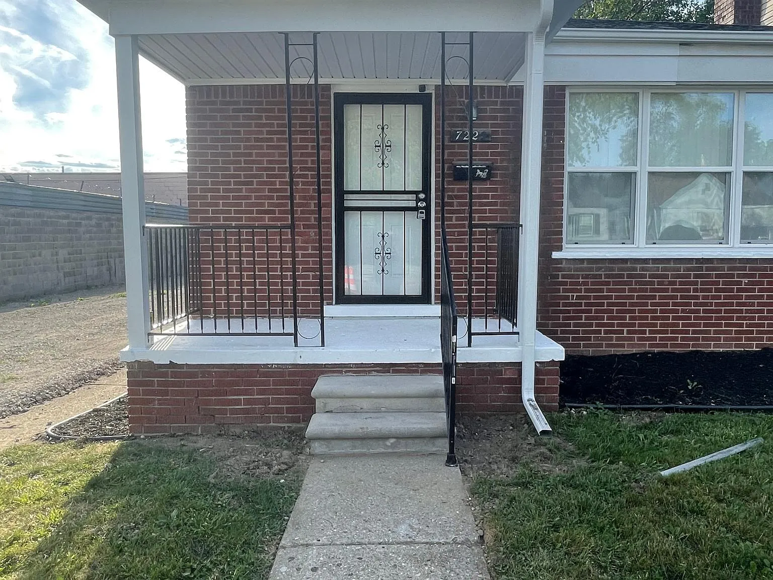 7229 Chatham — Photo 1